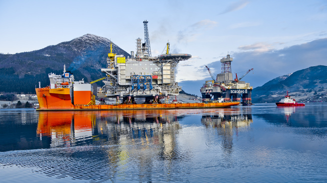 <p>Plattformdekket til Aasta Hansteen-plattformen ankommer Westcon Yards i Ølensvåg. I bakgrunnen skimtes boreriggen Scarabeo 8.</p>
