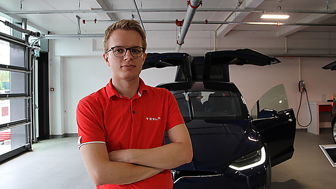 <p><b>IKKE FARLIG:</b> Kommunikasjonssjef i Tesla Norge Even Sandvold Roland sier at Tesla Model X ikke er farlig å kjøre. Her avbildet med en Tesla Model X i bakgrunnen.</p>