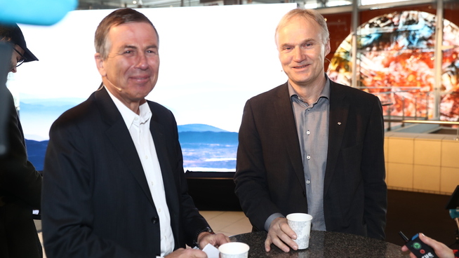 <p><b>NAVNEBYTTE:</b> Styreleder Dag Mejdell (til venstre) og konsernsjef Geir Isaksen under pressekonferansen på Oslo S. tirsdag formiddag.</p>