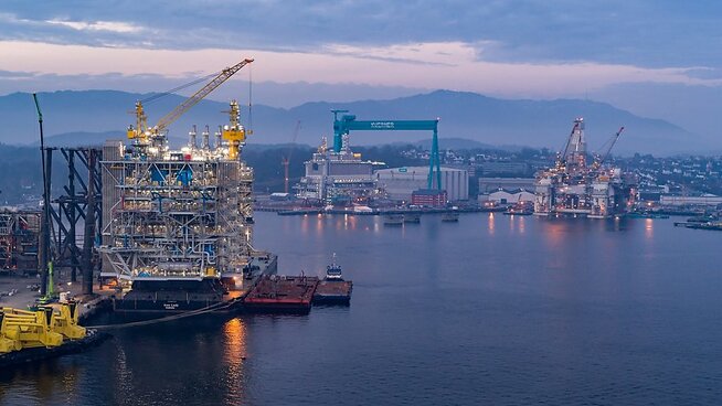 <p><b>ENORME DIMENSJONER:</b> Prosessmodulen til Johan Sverdrup, med boligkvarteret og Njord-plattformen i bakgrunnen.</p>