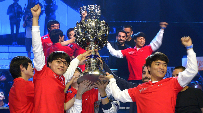 <p><b>MESTERE</b>: Deltagere på det koreanske esportlaget SK Telecom løfter pokalen som beviser at de er vinnerne av League of Legends-VM i Los Angeles i 2013.</p>