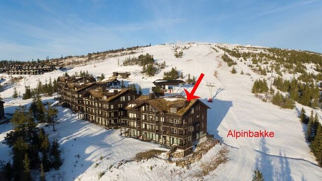 <p><b>DYRT Å BO NÆRME SKIBAKKEN:</b> Magnus Reitans leilighet på Norefjell ligger bokstavelig talt et steinkast unna skibakken.</p>