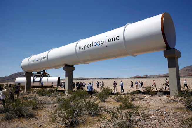 <p><b>TESTBANE:</b> I mai i år ble pressen invitert til den første testen av Hyperloop-systemet nord for Las Vegas i Nevada i USA. Nå viser det seg at alt ikke går på skinner.</p>