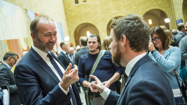 <p><b>VIL SATSE:</b> Trond Giske (Ap) (t.v.) og kunnskapsminister Torbjørn Røe Isaksen (Høyre) i vandrehallen på Stortinget.</p>