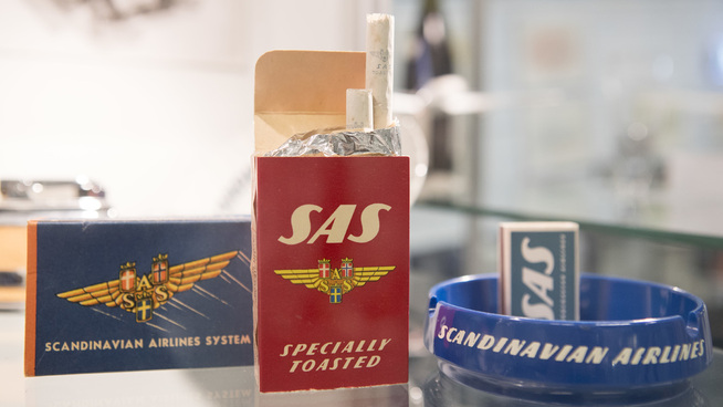  <p><b>SAS-SIGARETTER:</b>  SAS Museet ble først åpnet i 1989 og gir  et overblikk over skandinavisk luftfart fra dens  spede begynnelse i første halvdel av det  forrige århundre og frem til i dag.  Utstillingen strekker seg med over 70 års  historikk.</p> 