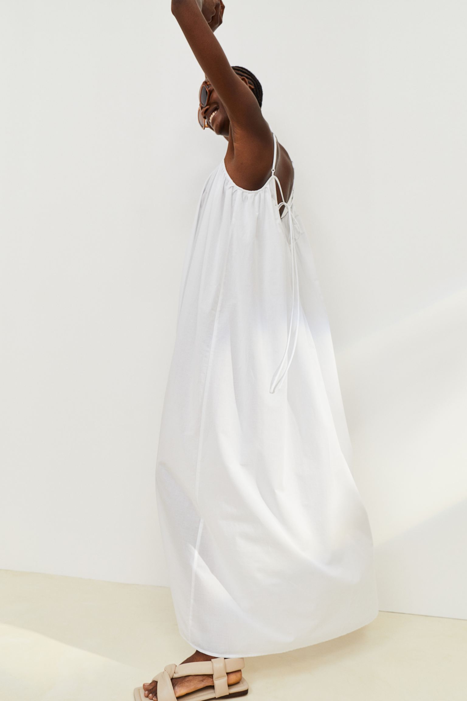 Hvit kjole med dyp rygg