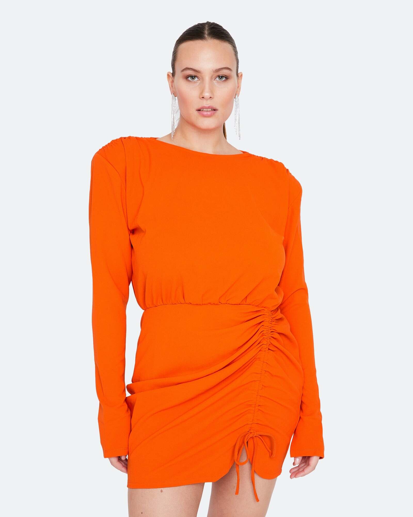 Oransje kjole med snøring