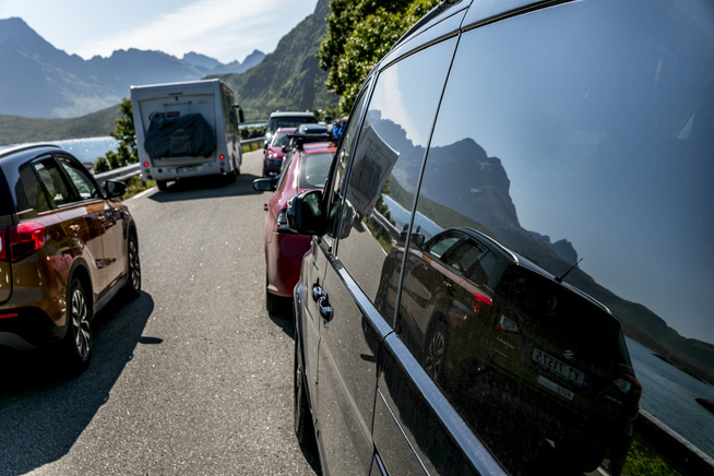 <p>KVALVIKA: Folk parkerer langs den smale veien i Torsfjorden når parkeringsplassen blir full ved det populære turområdet, og med møtende trafikk må en av dem rygge. </p>