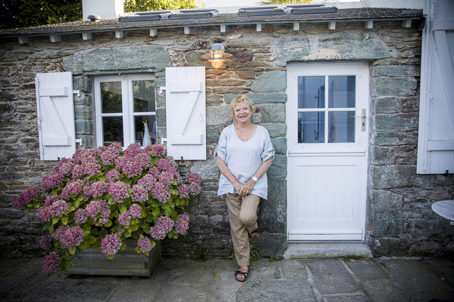 <p>FARGERIKE: «Maison Joly» er et 150 år gammelt skipperhus i en enorm hage, hvor barnebarna kan boltre seg. Foto: TERJE BRINGEDAL</p>