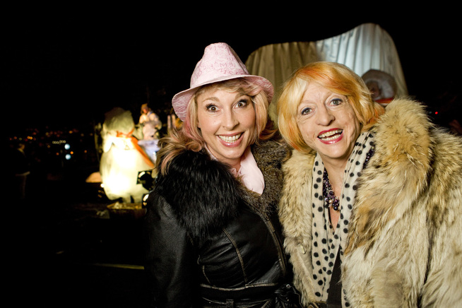 <p>FØRER ARVEN FRA SJEFSMEGGA VIDERE: Lise Askvik sammen med Astrid Gunnestad, som hun selv omtaler som sin «åndsmor», i 2011.</p>