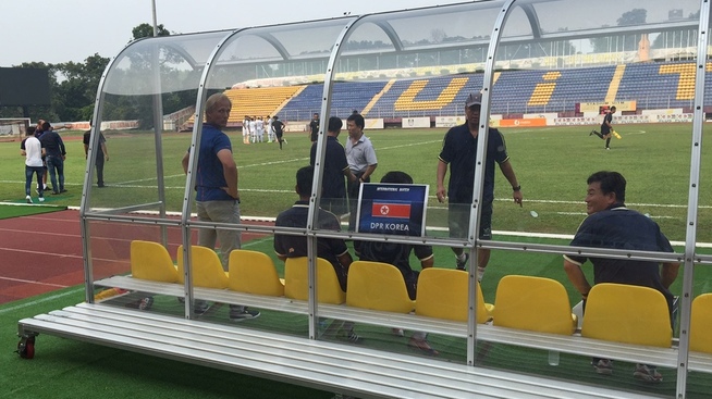 <p>PERFEKT START: Jørn Andersen, her med ansiktet mot kameraet, fikk en drømmestart på sin karriere som Nord-Korea-trener.</p>