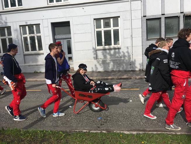 <p>TRILLET: Hans Ludvig Flått-Bjørnstad og Peter Skoland byttet på å trille Ellen-Sofie Anthonisens (17) slik at hun fikk fullført russetoget i Tønsberg. </p>