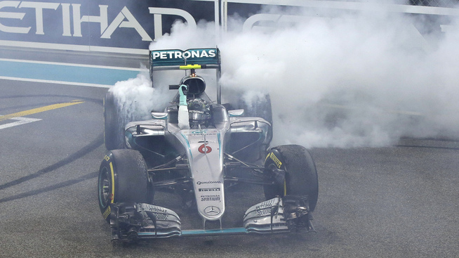 SØLVPILEN: Rosberg feirer VM-tittelen med å svi bort et par soft-dekk i Abu Dhabi. Den sølvfargede Mercedes-bilen har vært i en klasse for seg selv de siste par årene og gjort at den tyske fabrikanten har vunnet konstruktørmesterskapet de tre siste sesongene.