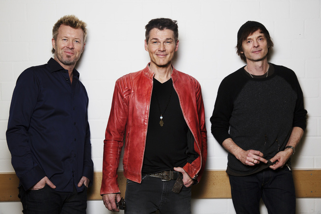 <p>ULIKE, MEN SAMKJØRTE: De er svært ulike og har alltid separate garderober, men Magne Furuholmen (f.v), Morten Harket og Paul Waaktaar-Savoy er samkjørte i sin åpne holdning til en musikalsk fremtid sammen. FOTO: ANDREA GJESTVANG/VG</p>
