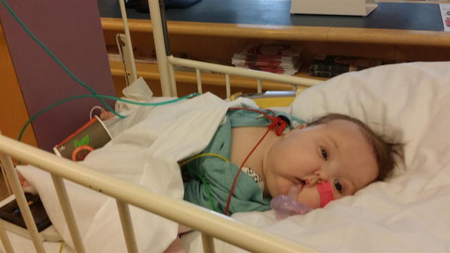 <p>HARD KAMP: Lille Zarah Angelica har vært mye inn og ut av sykehus i løpet av sitt første år. Hun ble ett år 14. april.</p>