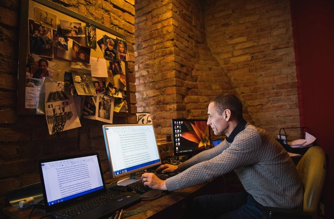 <p>SKRIVER HJEMME: – Jeg våkner jo så j... tidlig. Jeg står opp ved 5-tiden, drikker en masse espresso og skriver frem til min fru stikker på jobben. Så tar jeg barna (9 og 12 år) på skolen, før jeg går hjem og skriver igjen, sier Lagercrantz som bor i en stor leilighet på Södermalm i Stockholm.</p>