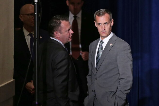 <p>JOBB? Trump har vært i samtaler med tidligere kampanjesekretærer Corey Lewandowski og David Bossie om mer formelle roller i eller utenfor administrasjonen. Her er Lewandowski like før Trump i april skulle holde en tale om hans utenrikspolitiske visjon.</p>