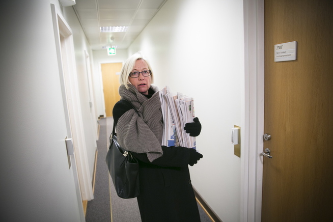 <p>Ikke tillit: Sps parlamentariske leder, Marit Arnstad, utenfor sitt kontor på Stortinget.</p>