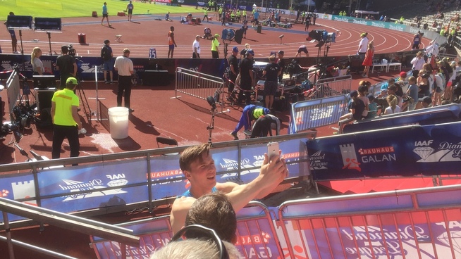 <p>STORFORNØYD: Karsten Warholm tar en selfie på Olympiastadion etter seieren søndag ettermiddag.</p>