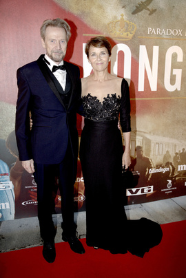 <p>CONVINCED REPUBLICAN: Danish Jesper Christensen plays the King of Norway in «The king's no». Here he is på the premiere in Oslo with his wife Tone Børnhoft.</p>