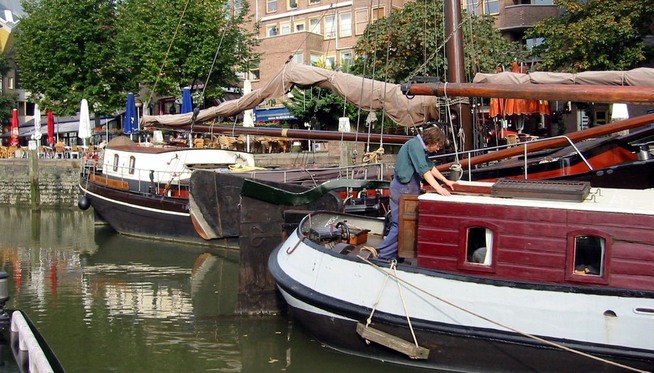 GAMMELT OG NYTT: Lektere langs kanalen i Rotterdam - like bak kan man skimte moderne arkitektur.