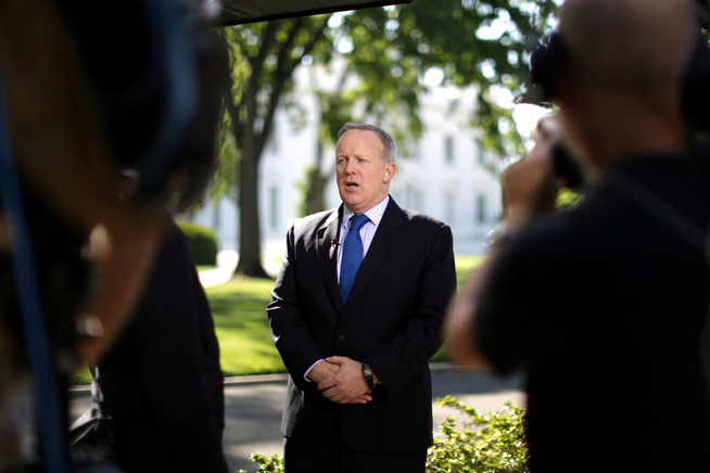 <p>Planen er at Trump skal prøve å kommunisere mer direkte med velgerne gjennom slant annet valgkampmøter, mens Spicer skal ha en mer tilbaketrukken rolle, sier USA-kjenner Thor Steinhovden.</p>