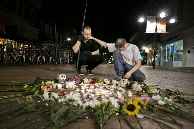 <p>PÅ ÅSTEDET: Zechariah t.v og Joseph Culver t.h gikk ned på kne på E Mains Street like i nærheten av stedet der en 20-åring kjørte en bil inn i et demonstrasjonstog.</p>