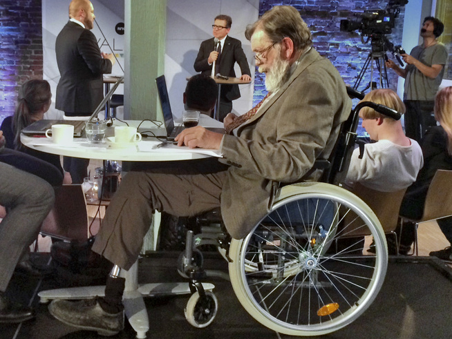 <p>SISTE VALGVAKE: Frank Aarebrot var en av landets mest brukt valgkommentatorer siden 80-tallet. Her på det som ble hans siste valgvake, på jobb for NRK i september 2015.</p> <p> Foto: HARALD VIKØYR, VG</p>