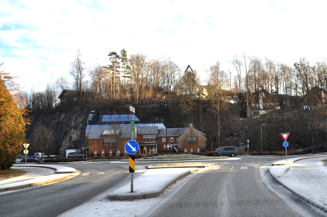 <p>1. Jeg blinker til venstre før jeg kjører inn i rundkjøringen, og til høyre før jeg kjører ut av rundkjøringen</p> <p>2. Jeg blinker til venstre før jeg kjører inn i rundkjøringen, men trenger ikke bruke blinklys når jeg skal kjøre ut av rundkjøringen</p> <p>3. Jeg blinker til venstre gjennom hele rundkjøringen</p> <p>4. Jeg blinker til venstre før jeg skal kjøre ut av rundkjøringen</p> <p>RIKTIG SVAR: ALTERNATIV 1</p> <p><i>Kilde: Trafikkforum, organisasjon for kjøreskoler og kjørelærere</i></p>