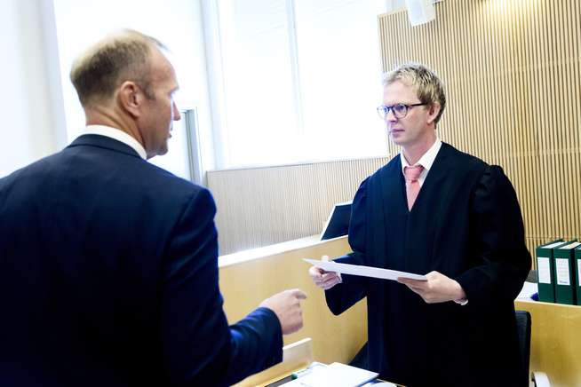 <p>FORSVARER: Svein Kjetil Stallemo (t.h) forsvarer den tiltalte 16-åringen. Her hilser her på statsadvokat Jan Tallaksen i Kristiansand tingrett mandag. FOTO: KLAUDIA LECH, VG</p>