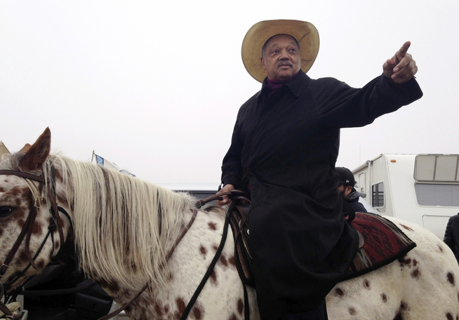 <p>KLAR FOR FENGSEL: Prest og borgerrettighetsaktivist Jesse jackson besøkte demonstrantene onsdag denne uken. Han sa at han kom for at de skulle «be sammen, protestere sammen og om nødvendig gå i fengsel sammen». Foto: AP / James MacPherson</p>