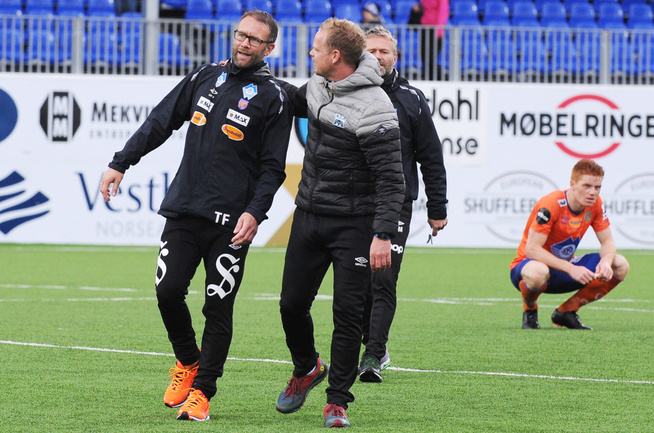 FRUSTRERT: AaFK-trener Trond Fredriksen var oppgitt over at laget hans ikke vant kampen. Her får han en klapp på skulderen av Kristiansund-sjef Christian Michelsen.