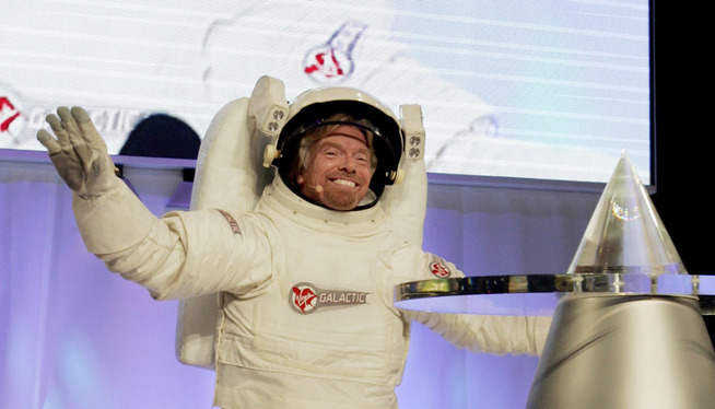 <p>ASTRO: Virgin-sjef, Richard Branson, i romdrakt under et Volvo-show i New York i 2005.</p>