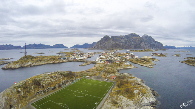 <p>SPEKTAKULÆRT: I Henningsvær finner vi det som blir omtalt som «verdens vakreste fotballstadion».</p>