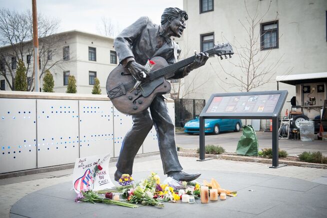 <p>HYLLES I HJEMBYEN: Statuen av Chuck Berry i St. Louis, Missouri bærer preg av rockekongens bortgang.</p>
