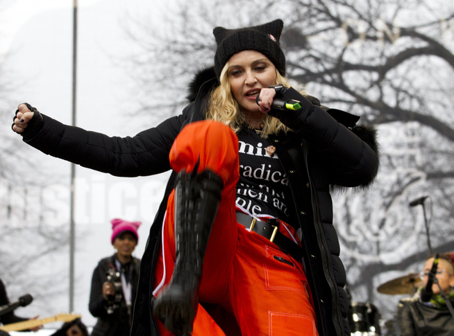 <p>SKARPE UTTALELSER: Madonna holdt en appell til de hundretusenvis som hadde møtt fram for å demonstrere for kvinners rettigheter og mot president Donald Trump.</p>
