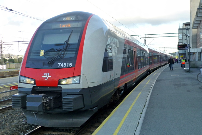 <p>SUKSESS: Flirt-tog på Drammen stasjon.</p>