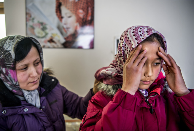 <p>PÅ MED HODEPLAGGET: Moren Noorya hjelper Farid på med hodeplagget, som hun ikke liker å gå med, mens som de mener det er tryggest at hun gjør på gaten i Kabul.</p>