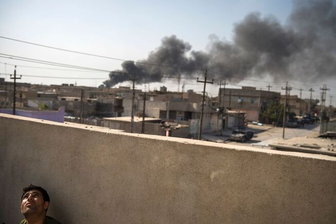 <p>DRONER: En drone-operatør fra de irakiske spesialstyrkene på et tak inne i Mosul. Dronene hjelper irakiske styrker med å få oversikt over IS-stillingene.</p>