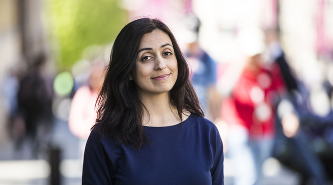 <p/> <p>SLAPP Å BETALE: Leder i Stortingets justiskomite, Hadia Tajik (Ap), legger seg flat og beklager at hun glemte å betale billett i dag. Kontrolløren undersøkte appen hennes og kom til at det var en forglemmelse og droppet å gi henne gebyr.</p>