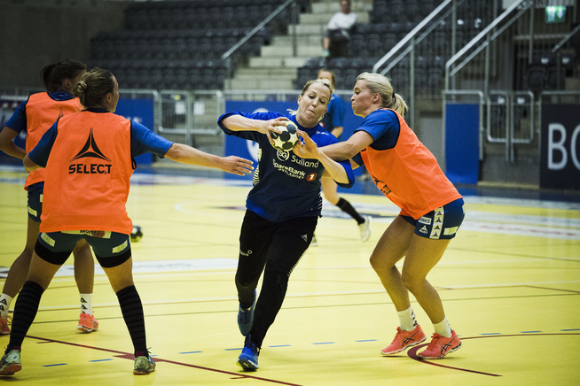 <p>FULL TRENING: Heidi Løke i aksjon på sin første trening med Storhamar. Her forsøker lagvenninnen Malene Aambakk å stoppe henne.</p>