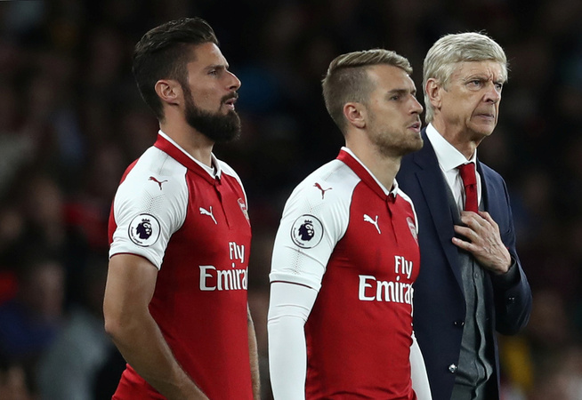 <p>HELTENE: Olivier Giroud (fra venstre) og Aaron Ramsey takket Arsené Wenger for innhoppet ved å sikre en dramatisk åpningsseier for Arsenal.</p>
