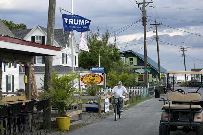 <p>LITE STED: Tangier Island har knapt biler. Golfbiler, sykler og scootere er det derimot mange av. Presidenten er populær og utenfor Four Brothers Crabhouse henger et Donald Trump-flagg.</p>