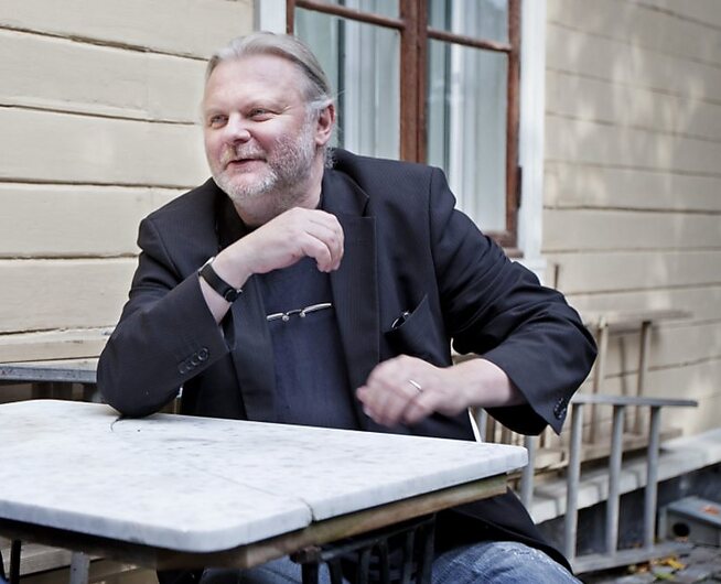 <p>SENDE FRÅSEGN: Dramatiker Jon Fosse mener den nye Vestlandsregionen er et selvsagt nynorsk-område. Her er han fotografert utenfor sitt kunstnerhjem, Grotten i Oslo.</p>