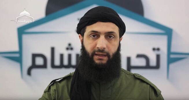 <p>AL-QAIDA: Abu Muhammed al-Jolani heter egentlig Ahmed Hussein al-Shara. Fra han kom til Syria i 2011 og frem til sommeren 2016 fantes det knapt bilder av ham og han var svært myteomspunnet. Dette bildet er en grab fra en fersk Tahrir al-Sham-video, hvor han nå er blitt militær leder</p>
