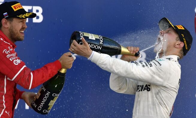 <p>FEIRING: Selv om han er en kald finne, feiret Valtteri Bottas (th.) på verdig vis på pallen. Til venstre toeren Sebastian Vettel.</p>