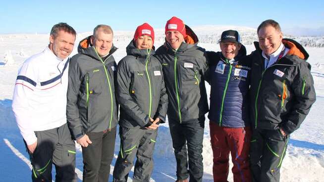 <p>PHENIX VANT AVTALE: Her poserer Phenix og fornøyde norske idrettsledere i februar 2016. Fra venstre: Morten Schønfeldt (markedssjef Norges Idrettsforbund), Erik Røste (skipresident), Chen Yihong, Tom Tvedt (president Norges Idrettsforbund), John Olav Evans (avtroppende markedssjef Norges Skiforbund, alpint) og Inge Andersen (tidligere generalsekretær i Norges Idrettsforbund).</p>