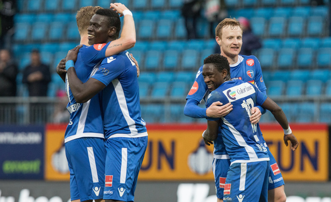 <p>STORMER FREM: Joachim Solberg Olsen gratulerer Abdoulaye Seck med scoring. Lagkameratene feirer i bakgrunnen.</p>