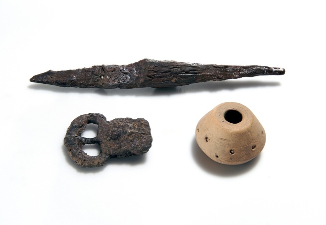 <p>REDKSAPER: En kniv, et spinneredskap og en treskål ble også funnet sammen med en bundt med fåreull, som kvinnen muligens har kunnet spinne i sitt etterliv, skriver museet i årboken. </p>