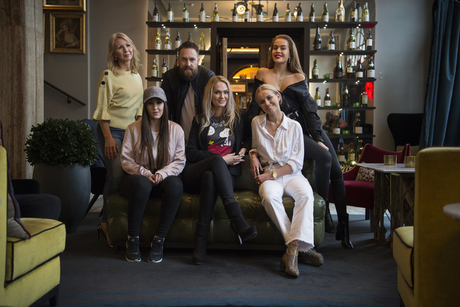 <p>FRA BLOGG TIL TV: Dette er noen av bloggerne som blir å se i den nye sesongen. Foran fra venstre: Anna Rasmussen, Marna Haugen Burøe og Anniken Jørgensen. Bak fra venstre: Anne Brith Davidsen, Ørjan Burøe og Kristine Ullebø.</p>